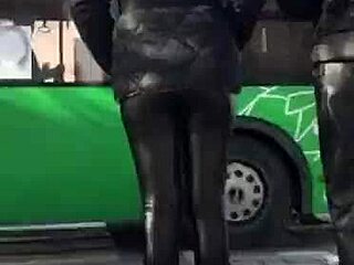 Csillogó latex bőr és gumis legging egy perverz fétis videóban