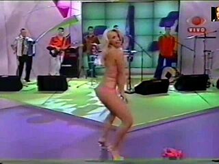 Lady Lu i en lyserød bikini giver en fantastisk striptease