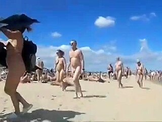 Divertimento nuda sulla spiaggia con una giovane donna