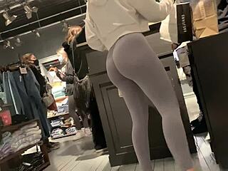 En sexy hvit jente i leggings viser frem sin perfekte rumpe
