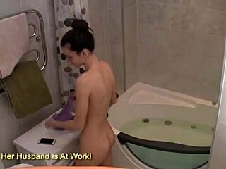 Una adolescente delgada es filmada en una cámara oculta en la bañera