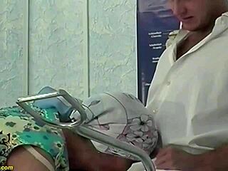 Op het ziekenhuis wordt een harige oma hard gepenetreerd door haar geile dokter