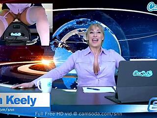 Blond milf med lyst til sæd onanerer på webcam med Sybian til vild orgasme