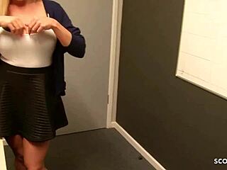 Victoria Summers, une femme aux gros seins et aux gros seins, se promène dans son bureau