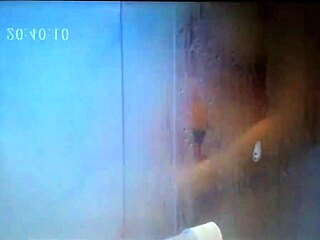 La cámara oculta de la madre captura su sesión de eyaculación en la ducha