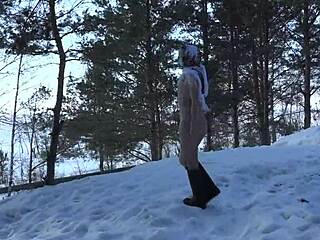Rosyjska amatorska kompilacja fetyszu z złotym prysznicem i moczem na białym śniegu
