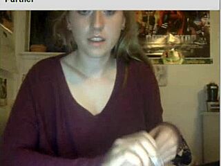 Uma adolescente sexy mostra seu traseiro apertado na webcam para os fãs