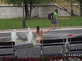BDSM otrok se koupe ve veřejné fontáně s velkými prsy