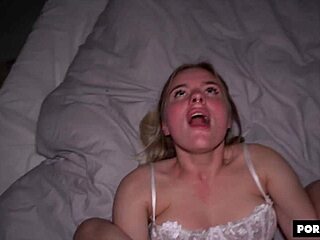 Action de traction de cheveux dans une vidéo amateur d'une blonde aux gros fesses se faisant baiser violemment