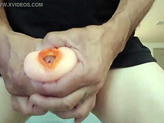 Мъж е самостоятелен секс с Fleshlight