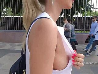 Руска жена показва естествените си гърди на публично място