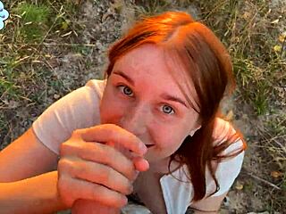 Gadis Rusia memberikan blowjob yang tidak rapi di depan umum setelah terpapar di dekat kereta api