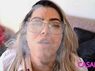 Бразилска жена показује своје вештине пушења у порно видеу