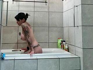 Татуированная сводная сестра тайно принимает ванну на скрытой камере