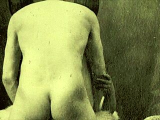Antika oral seks ve şehvetli bir siyah fener gösterisinde lezbiyen sikişi