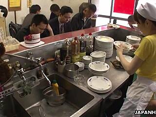 עיסוי פטמות בסקס קבוצתי במסעדה מזרחית עם יפנית אמצעי