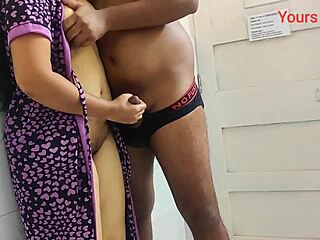 Remaja India mendapatkan vaginanya dientot dalam gaya anjing oleh kontol besar