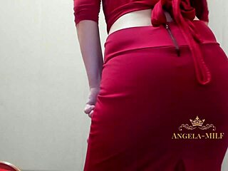 Angela, si ibu rumah tangga dengan pantat besar memamerkan gerakan seksi dan kontol monsternya dalam lingerie yang menggairahkan