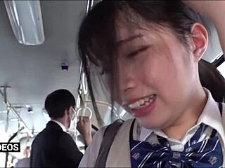 La belleza asiática se llena de satisfacción sexual en un autobús japonés