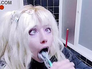 צפו בבחורה יפנית חמודה שמשתמשת במברשת שיניים ובולעת בסרטון הנטאי הזה