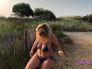 Italiaanse MILF met grote tieten en een mooie kont wordt geneukt op het strand