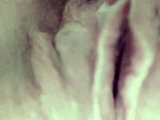 Close-up da buceta molhada da mulher madura