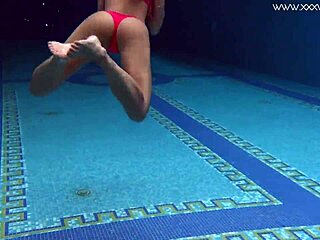 Tiffany Tatum, ohromujúca európska blondínka, sa oddáva zmyselnej sprche pri bazéne, predvádza svoje zvodné krivky a podmanivé derriere