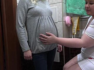 Hermosas y curvilíneas gordas en guantes de goma realizan un examen íntimo a una MILF embarazada en un video casero de fetiches