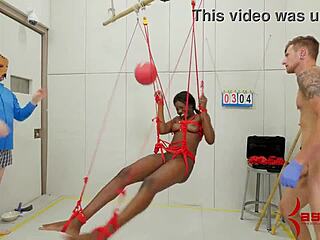 ボンデージ姿の黒人美女:エボニーの従順な女性が天井から吊り下げられる