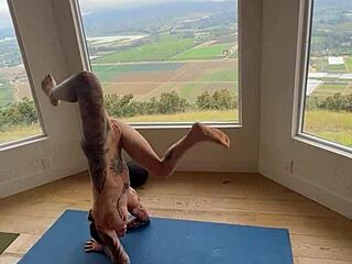Фелисити Фелини прави тренировка рано сутрин и сесия по йога на голо