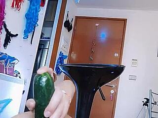 Amatør asiatisk tager på sig en stor agurk i silketørklæder anal