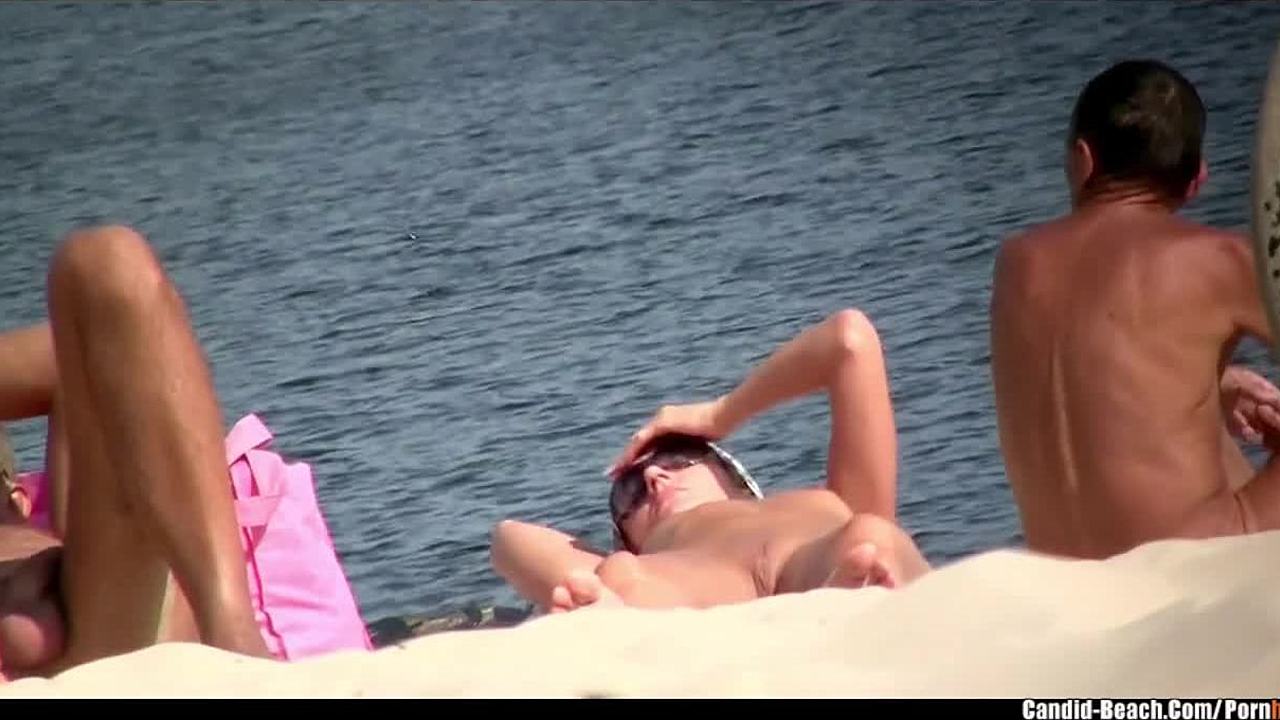 Voyeuristisk udsigt over sexede nøgne MILFer, der har sex på stranden i HD  bilde