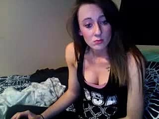 Amateur tiener met kleine borsten masturbeert op webcam
