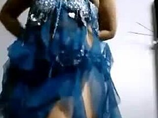 Indyjska nastolatka tańczy uwodzicielski striptiz przed kamerą internetową