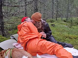 Et kinky par i HD-regntøj bliver kinky i skoven