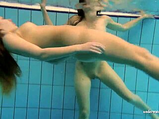 Lesbische Wassersportarten mit Katka und Kristy im Pool
