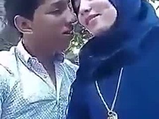 Зрелият гей мъж в хиджаб се занимава с хардкор секс