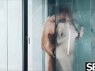 Eine geile Rothaarige gibt ihrem Mann einen sinnlichen Blowjob, bevor sie heißen Duschsex haben
