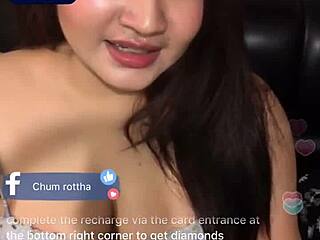 Ratha, seorang wanita Thailand yang cantik, memamerkan payudaranya yang besar secara langsung