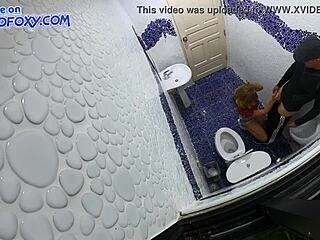 Una cámara oculta captura sexo oral en un baño público