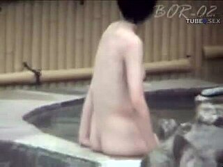 Je baigne avec une beauté japonaise
