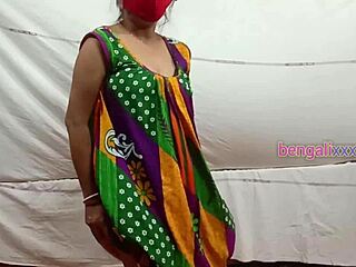Индийско момиче показва космата си вагина и големите си гърди в домашно видео