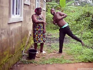 En afrikansk hemmafru får en spruta efter att ha haft sex med sin svåger på bakgården