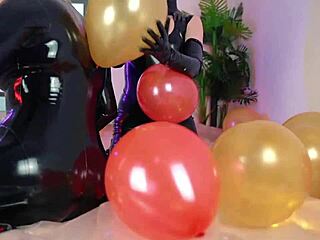 Eine milf in latex-katsuit genießt fetischistischen spaß mit einem luftballon