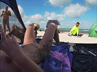 Voyeurisme sur la plage avec une femme nue et plusieurs hommes qui regardent