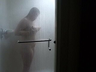 Bílá milf se rychle osprchovala po noci v hotelu