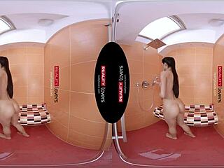 Seks w wirtualnej rzeczywistości pod prysznicem z fantazją Ann
