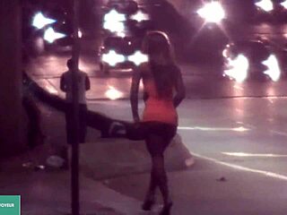 O brunetă amatoare devine obraznică pe stradă cu un penis mare într-un videoclip de voyeur brazilian