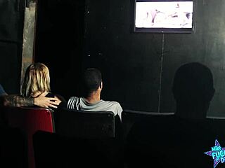 एक पुरुष अपनी पत्नी को अजनबियों के साथ एक जंगली त्रिगुट के लिए एक पोर्न सिनेमा में ले जाता है