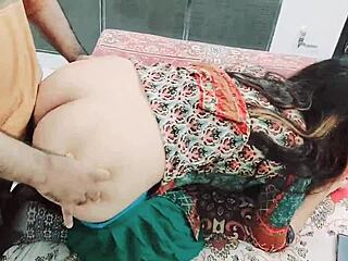 パキスタン人メイドは,自分のペニスを披露した後,変態になります